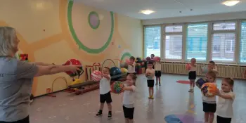 Мой веселый, звонкий мяч!